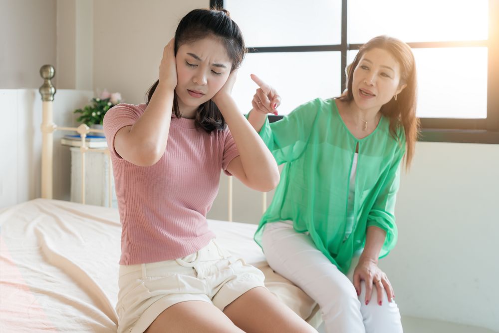 媽媽在勸說女兒
